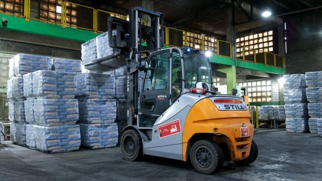 Archivo - Zona de paletizado de cemento en una nave