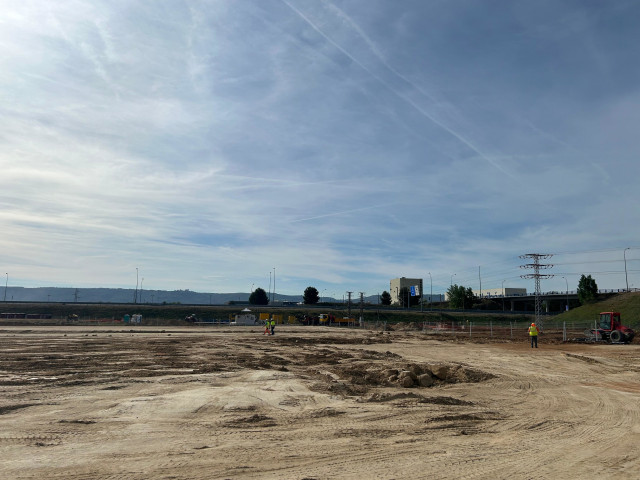 Operarios en un descampado.