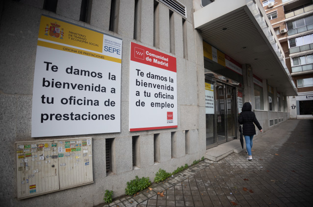 Archivo - Fachada de una oficina de empleo