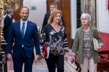 La Presidenta del Congreso de los Diputados, Francina Armengol (c), y el vicepresidente primero del Congreso de los Diputados, Alfonso Rodríguez Gómez de Celis (i), a su llegada a la reunión de la 