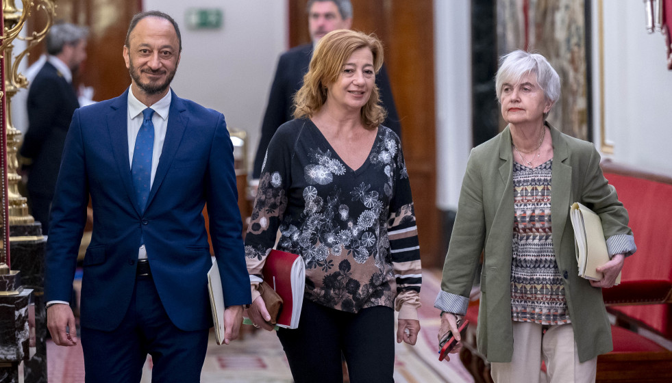 La Presidenta del Congreso de los Diputados, Francina Armengol (c), y el vicepresidente primero del Congreso de los Diputados, Alfonso Rodríguez Gómez de Celis (i), a su llegada a la reunión de la 