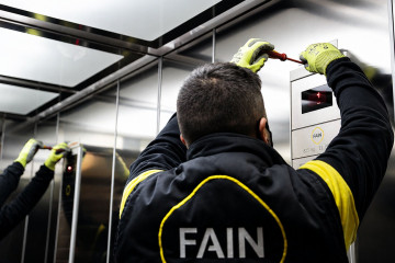 Un operario de ascensor del Grupo FAIN.