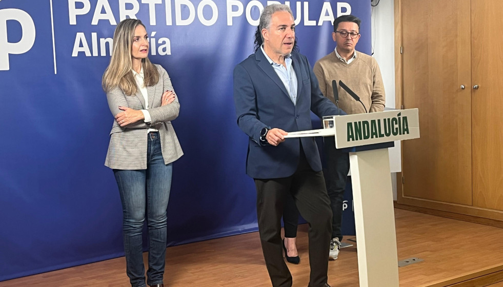 El vicesecretario de Política Autonómica y Municipal del PP, Elías Bendodo, en rueda de prensa en Almería.