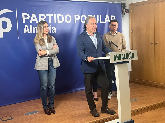 El vicesecretario de Política Autonómica y Municipal del PP, Elías Bendodo, en rueda de prensa en Almería.