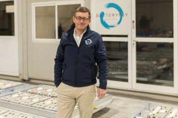 Archivo - Javier Alcalá en la planta de Batterfly