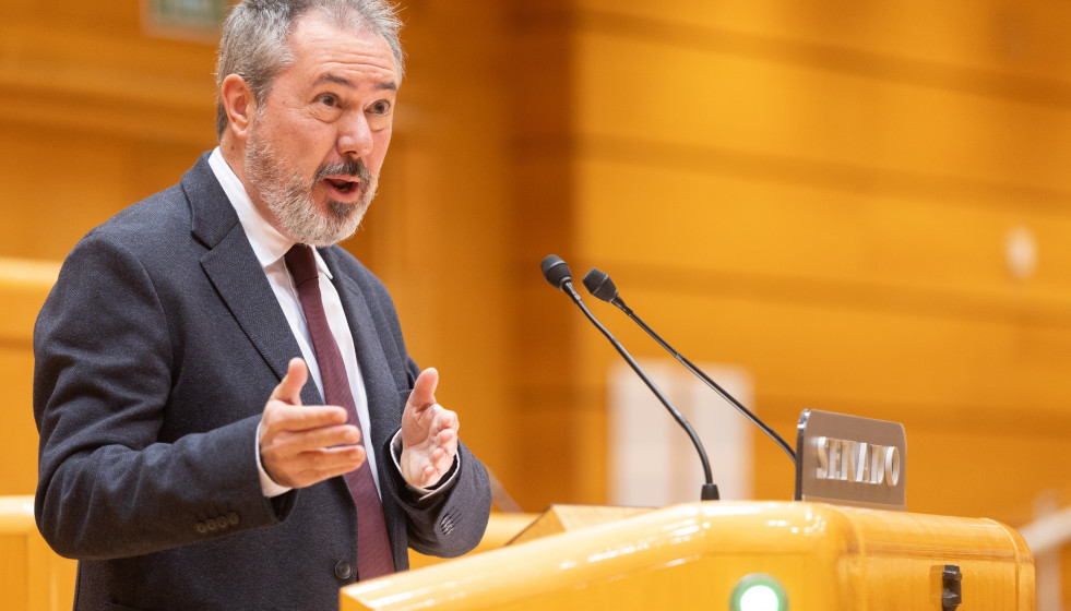 Archivo - El senador del PSOE, Juan Espadas, durante una sesión plenaria, en el Senado, a 4 de febrero de 2026, en Madrid (España).