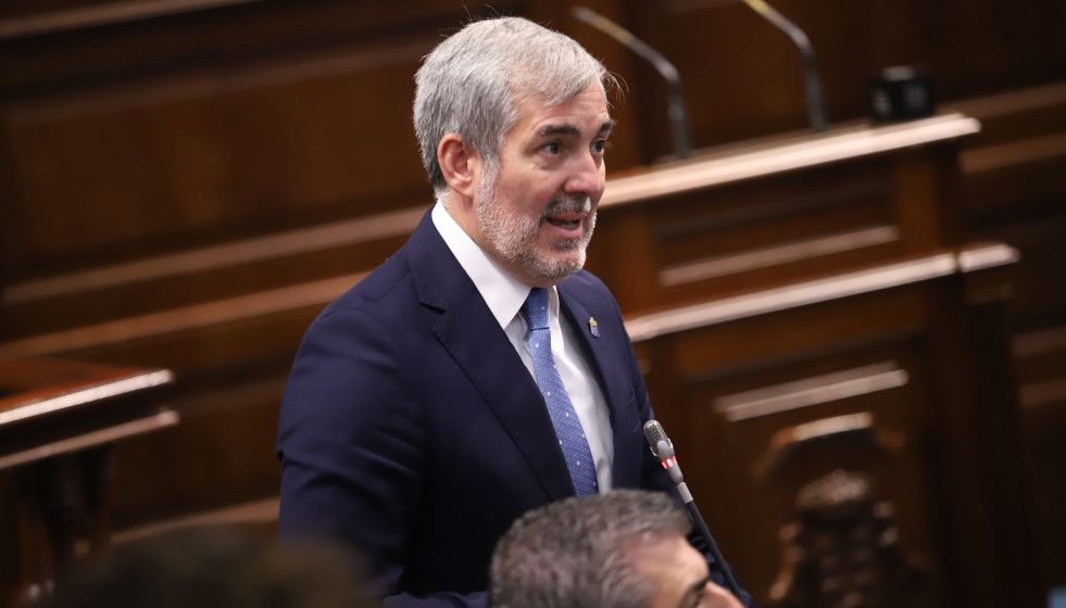 Archivo - El presidente de Canarias, Fernando Clavijo, responde a las preguntas de los grupos parlamentarios en el Pleno del Parlamento
