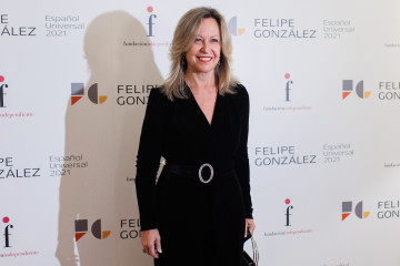 Archivo - La exministra de Asuntos Exteriores, Trinidad Jimenez, posa en el acto por el que el expresidente del Gobierno Felipe González recibe el premio ‘Español Universal’, en el Casino de Mad