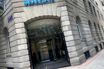 Archivo - Fachada de una oficina de la entidad financiera Barclays ubicada en la calle José Abascal, 51, en Madrid (España), a 16 de junio de 2020.