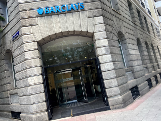 Archivo - Fachada de una oficina de la entidad financiera Barclays ubicada en la calle José Abascal, 51, en Madrid (España), a 16 de junio de 2020.