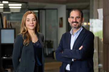 La consejera delegada de Gentile Law, Lucía Goy, y el consejero delegado y presidente ejecutivo de Auxadi, Víctor Salamanca.