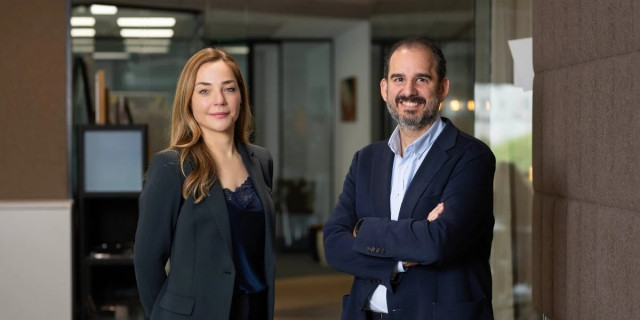La consejera delegada de Gentile Law, Lucía Goy, y el consejero delegado y presidente ejecutivo de Auxadi, Víctor Salamanca.