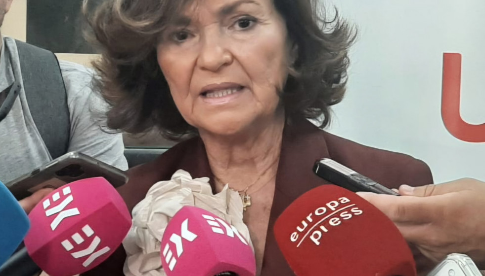 La exvicepresidenta del Gobierno Carmen Calvo en declaraciones a los medios con motivo de los Premios Primero de Mayo de UGT Extremadura 2026