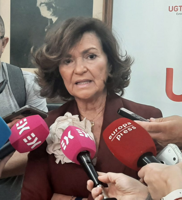 La exvicepresidenta del Gobierno Carmen Calvo en declaraciones a los medios con motivo de los Premios Primero de Mayo de UGT Extremadura 2026