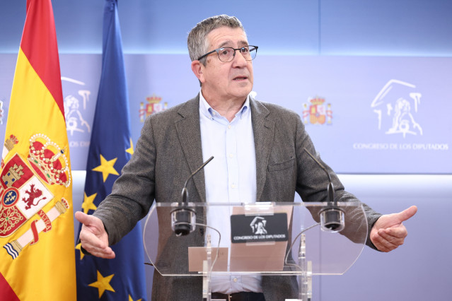 El portavoz del PSOE en el Congreso, Patxi López, interviene durante una rueda de prensa en el Congreso, a 14 de abril de 2026, en Madrid (España).