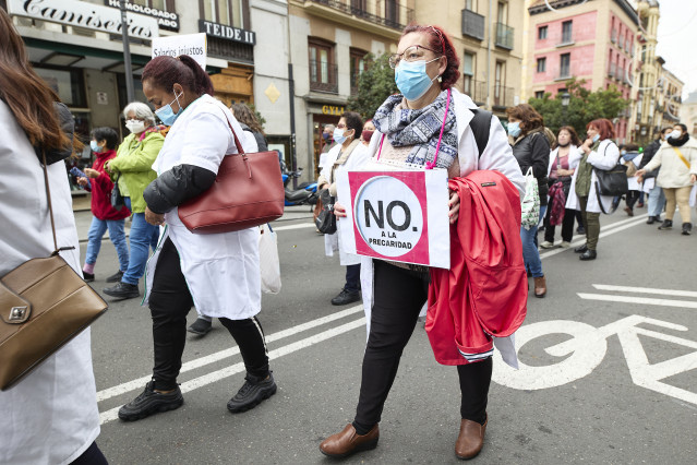 Archivo - Una mujer sostiene una pancarta donde se lee 