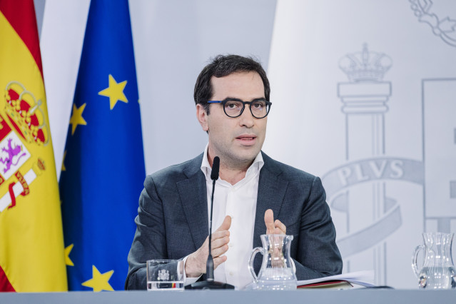 El vicepresidente primero y ministro de Economía, Comercio y Empresa, Carlos Cuerpo, durante la rueda de prensa posterior al Consejo de Ministros, a 28 de abril de 2026, en Madrid (España). Coincidiendo con el Día Mundial de la Seguridad y la Salud en el