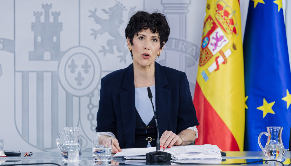 La ministra portavoz, Elma Saiz, durante la rueda de prensa posterior al Consejo de Ministros, a 28 de abril de 2026, en Madrid (España). Coincidiendo con el Día Mundial de la Seguridad y la Salud e