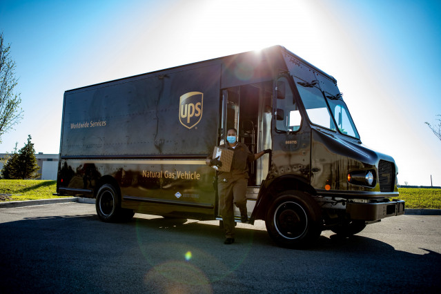 Archivo - Vehículo de UPS.