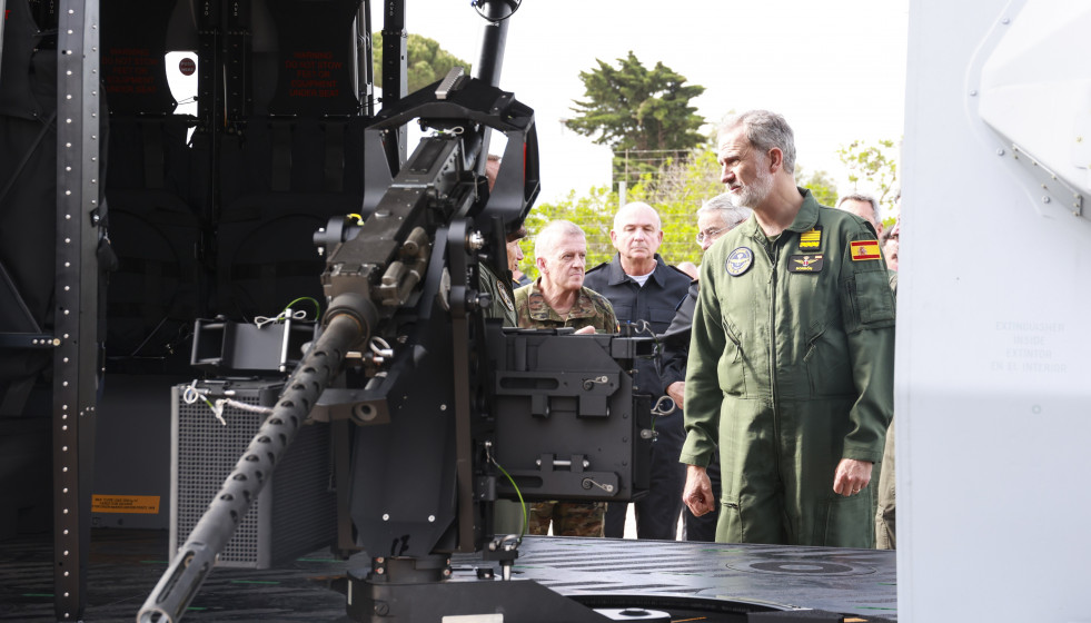El Rey Felipe VI durante a visita a la Flotilla de Aeronaves, el Centro de Supervivencia y el Centro de Adiestramiento de Seguridad Interior de la Armada en la base naval de Puerto El Salado. A 28 de 
