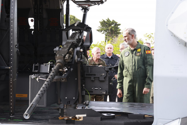 El Rey Felipe VI durante a visita a la Flotilla de Aeronaves, el Centro de Supervivencia y el Centro de Adiestramiento de Seguridad Interior de la Armada en la base naval de Puerto El Salado. A 28 de abril de 2026 en Rota, Cádiz (Andalucía, España).