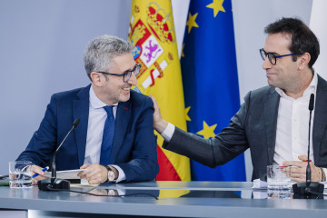 (i-d) El ministro de Hacienda, Arcadi España, y el vicepresidente primero y ministro de Economía, Comercio y Empresa, Carlos Cuerpo, durante la rueda de prensa posterior al Consejo de Ministros, a 2