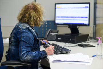 Archivo - (Foto de ARCHIVO) Una empleada pública durante su jornada laboral, en la oficina de la Agencia Estatal de la Administración Tributaria