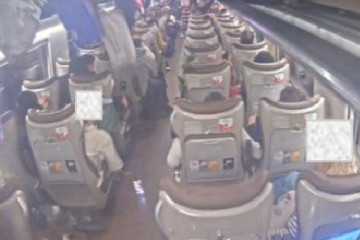 Momento en el que se produce el descarrilamiento del coche 6 del tren Iryo, captado por la cámara interior, a la altura del kilómetro 318,681 en Adamuz, antes de colisionar con el Alvia.