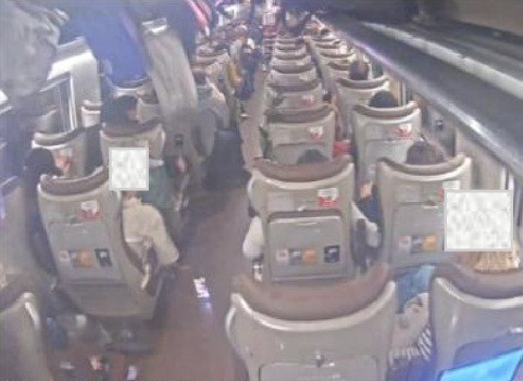 Momento en el que se produce el descarrilamiento del coche 6 del tren Iryo, captado por la cámara interior, a la altura del kilómetro 318,681 en Adamuz, antes de colisionar con el Alvia.