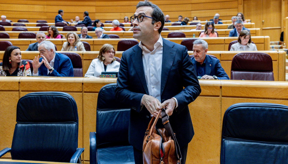 El vicepresidente primero del Gobierno y ministro de Economía, Comercio y Empresa, Carlos Cuerpo, a su llegada a la sesión de control al Gobierno, a 21 de abril de 2026, en Madrid (España).