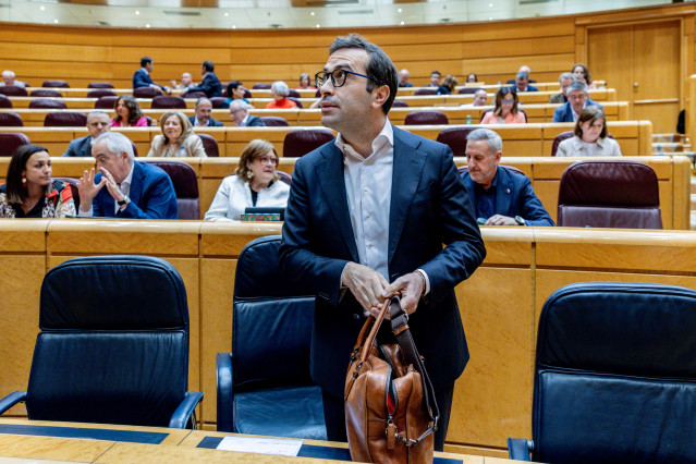 El vicepresidente primero del Gobierno y ministro de Economía, Comercio y Empresa, Carlos Cuerpo, a su llegada a la sesión de control al Gobierno, a 21 de abril de 2026, en Madrid (España).