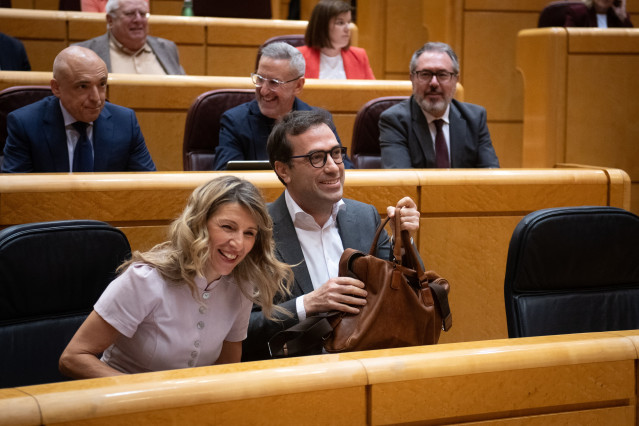 La ministra de Trabajo y Economía Social, Yolanda Díaz y el vicepresidente primero y ministro de Economía, Comercio y Empresa, Carlos Cuerpo, a su llegada a una sesión de control al Gobierno, en el Senado, a 28 de abril de 2026, en Madrid (España).