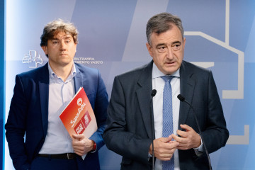 Archivo - El presidente del EBB del PNV, Aitor Esteban (D), y el secretario general del PSE-EE, Eneko Andueza (I),