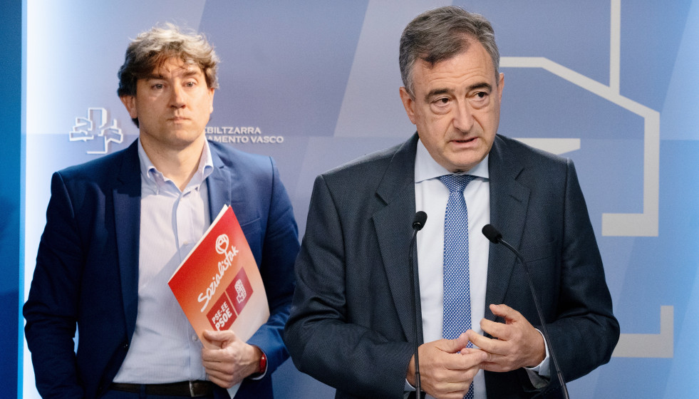 Archivo - El presidente del EBB del PNV, Aitor Esteban (D), y el secretario general del PSE-EE, Eneko Andueza (I),