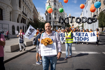 Archivo - Varias personas durante una manifestación nacional y unitaria de los colectivos afectados por las mutualidades profesionales, a 27 de septiembre de 2025, en Madrid (España).