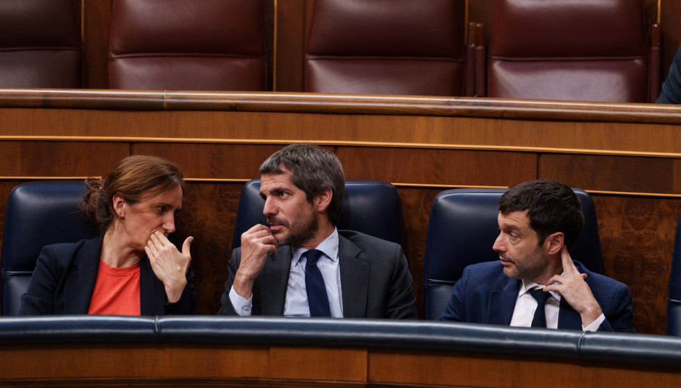 (I-D) La ministra de Sanidad, Mónica García; el ministro de Cultura, Ernest Urtasun; y el ministro de Derechos Sociales, Consumo y Agenda 2030, Pablo Bustinduy; durante una sesión plenaria en el Co