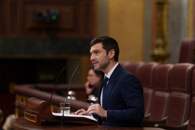 El ministro de Derechos Sociales, Consumo y Agenda 2030, Pablo Bustinduy, interviene durante una sesión plenaria en el Congreso, a 28 de abril de 2026, en Madrid (España). El Pleno del Congreso debatirá y votará este martes, 28 de abril, el decreto ley qu