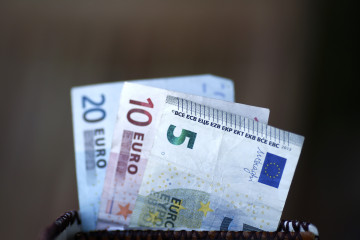 Archivo - Billetes, monedas, euros, euro, dinero