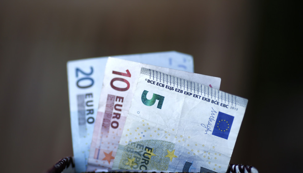 Archivo - Billetes, monedas, euros, euro, dinero