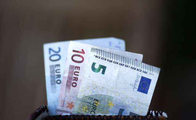 Archivo - Billetes, monedas, euros, euro, dinero