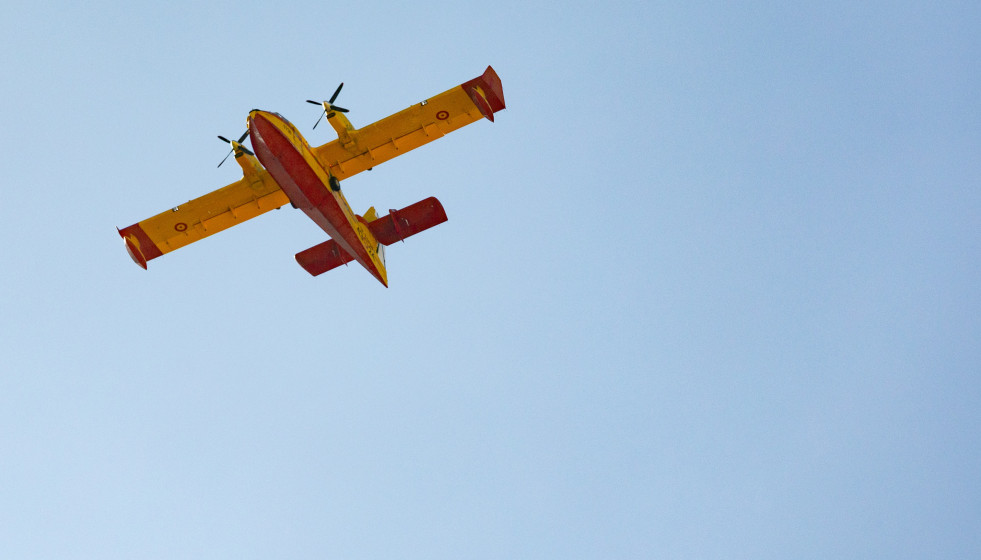 Archivo - Un avión anfibio apagafuego del Ejército de Aire durante los ensayos previos al acto por el 12 de octubre.