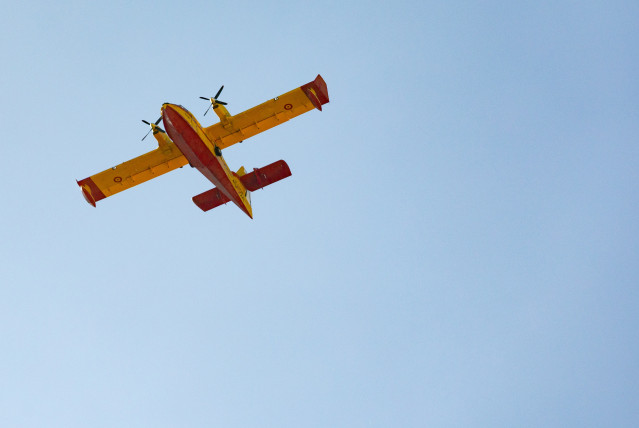 Archivo - Un avión anfibio apagafuego del Ejército de Aire durante los ensayos previos al acto por el 12 de octubre.