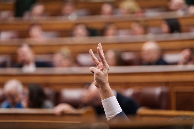 Archivo - Un diputado marca el número de votación durante una sesión plenaria en el Congreso