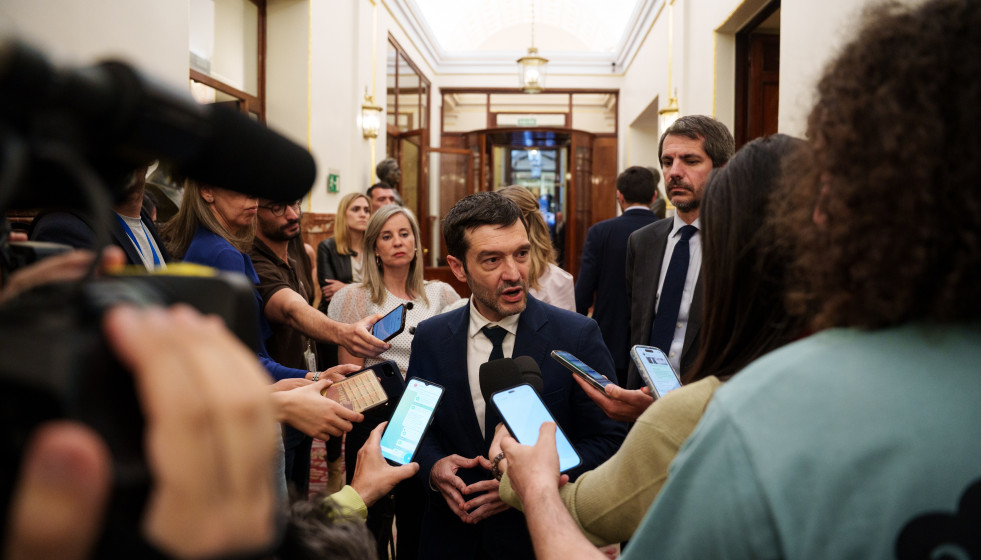 El ministro de Derechos Sociales, Consumo y Agenda 2030, Pablo Bustinduy, atiende a los medios de comunicación tras una sesión plenaria en el Congreso, a 28 de abril de 2026, en Madrid (España).