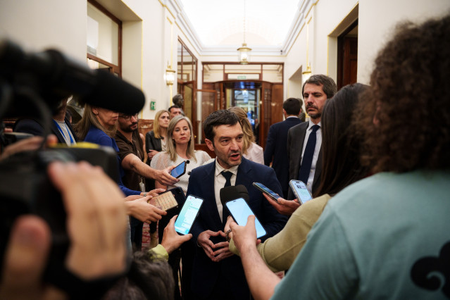 El ministro de Derechos Sociales, Consumo y Agenda 2030, Pablo Bustinduy, atiende a los medios de comunicación tras una sesión plenaria en el Congreso, a 28 de abril de 2026, en Madrid (España).