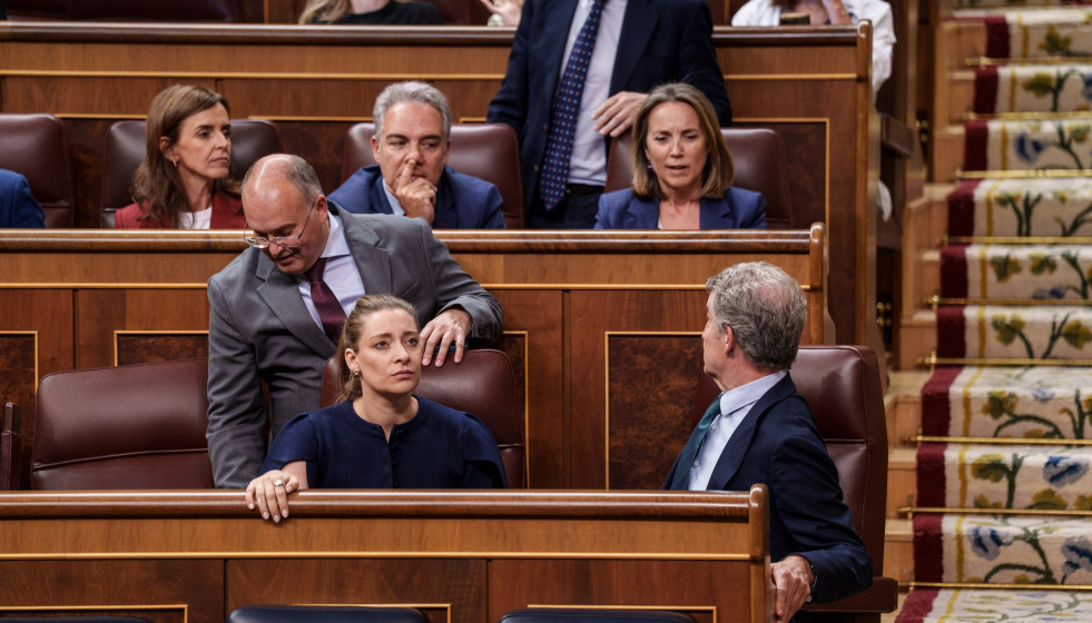 El presidente del PP, Alberto Núñez Feijóo y la vicesecretaria de Regeneración Institucional del PP, Cuca Gamarra, conversan durante una sesión plenaria en el Congreso, a 28 de abril de 2026, en 