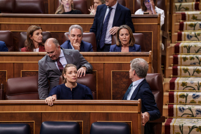 El presidente del PP, Alberto Núñez Feijóo y la vicesecretaria de Regeneración Institucional del PP, Cuca Gamarra, conversan durante una sesión plenaria en el Congreso, a 28 de abril de 2026, en Madrid (España).