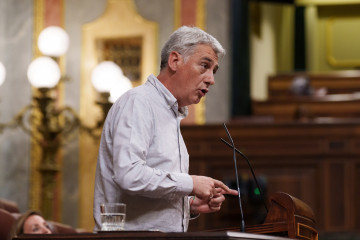 El diputado de EH Bildu, Oskar Matute, interviene durante una sesión plenaria en el Congreso, a 28 de abril de 2026, en Madrid