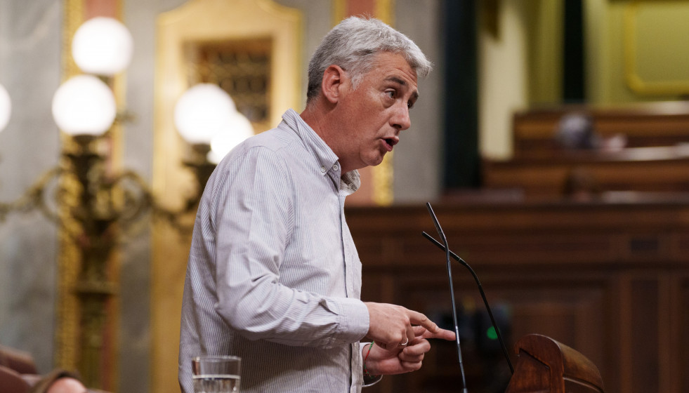 El diputado de EH Bildu, Oskar Matute, interviene durante una sesión plenaria en el Congreso, a 28 de abril de 2026, en Madrid