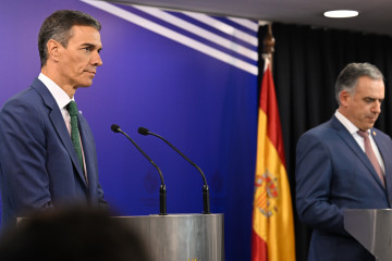Archivo - El presidente del Gobierno, Pedro Sánchez (i) y el presidente de la República Oriental del Uruguay, Yamandú Orsi (d), ofrecen una rueda de prensa, en Torre Ejecutiva, sede de la Presidenc